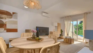 El salón-comedor conecta directamente con la terraza