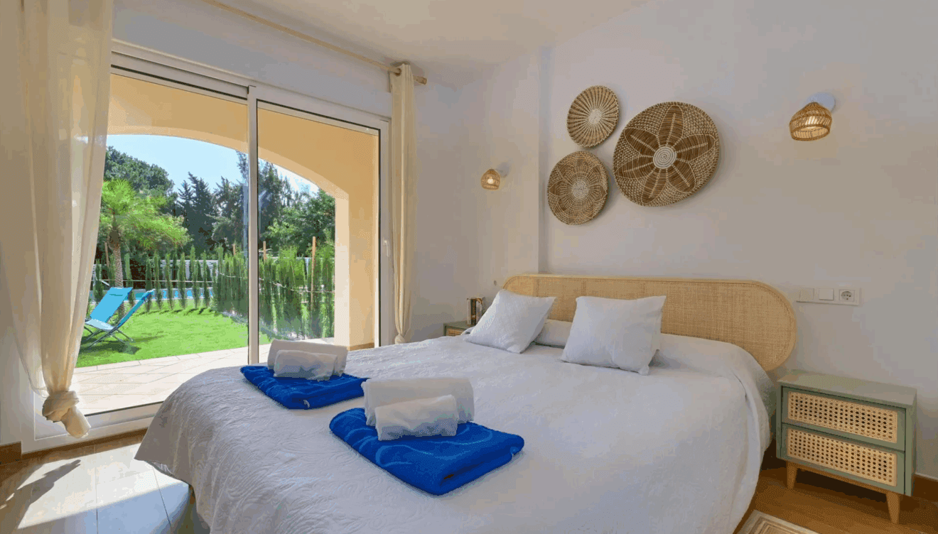 Esta habitación tiene una cama doble y acceso directo a la terraza