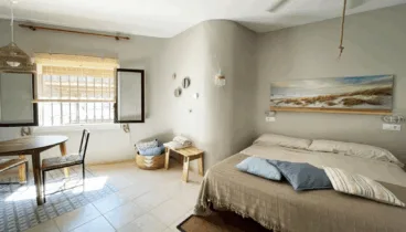 Estudio Andaluz con la zona de dormitorio y zona de comedor