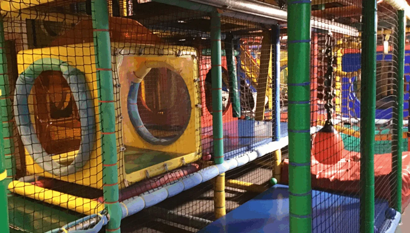 Interior del parque infantil Mon blau
