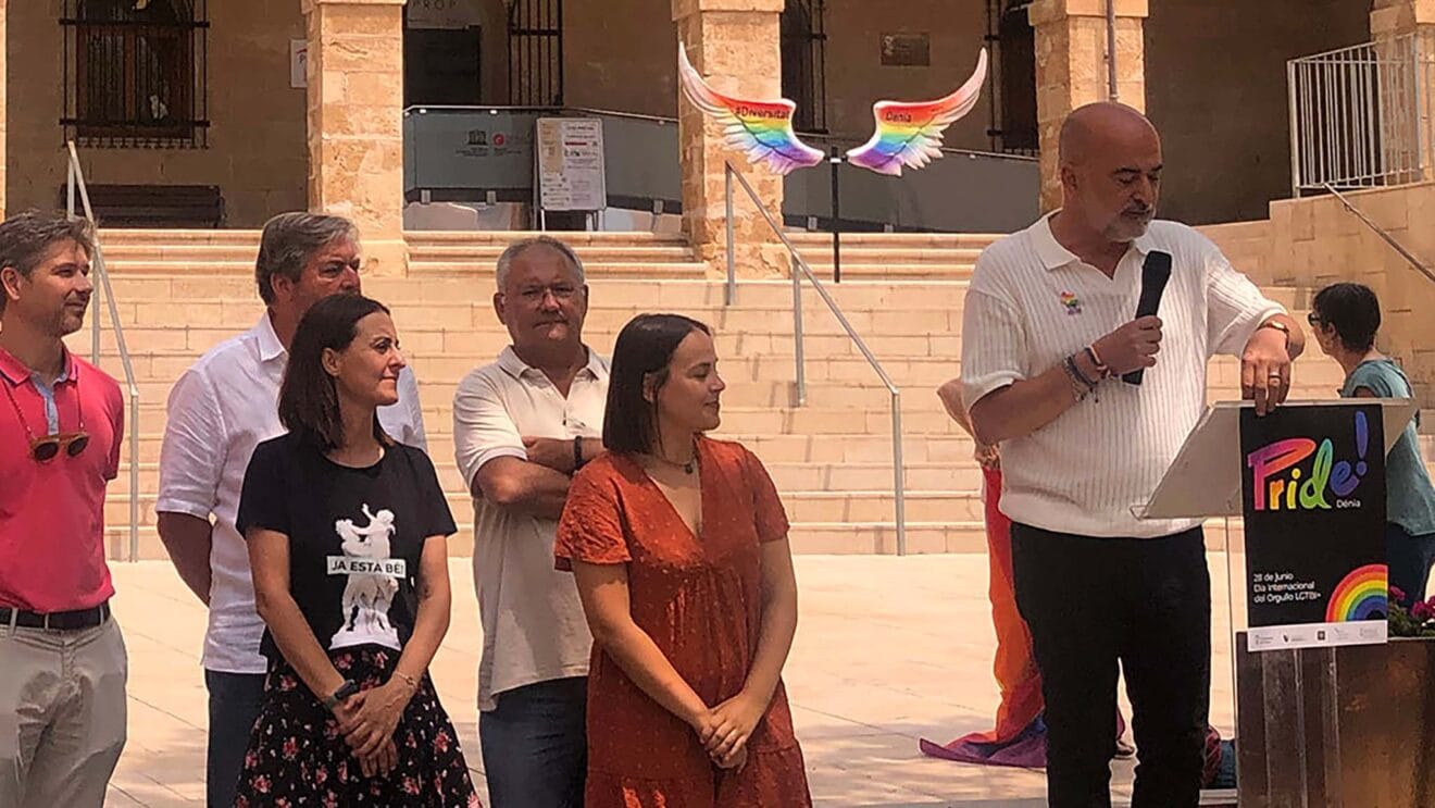 Javier Scotto leyendo el manifiesto de la celebración del pasado Orgullo LGTBI en Dénia
