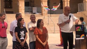 Javier Scotto leyendo el manifiesto de la celebración del pasado Orgullo LGTBI en Dénia
