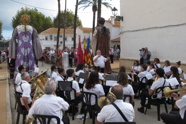 Imagen: La Agrupación Artística Musical de Dénia interpreta el himno de la Comunitat Valenciana