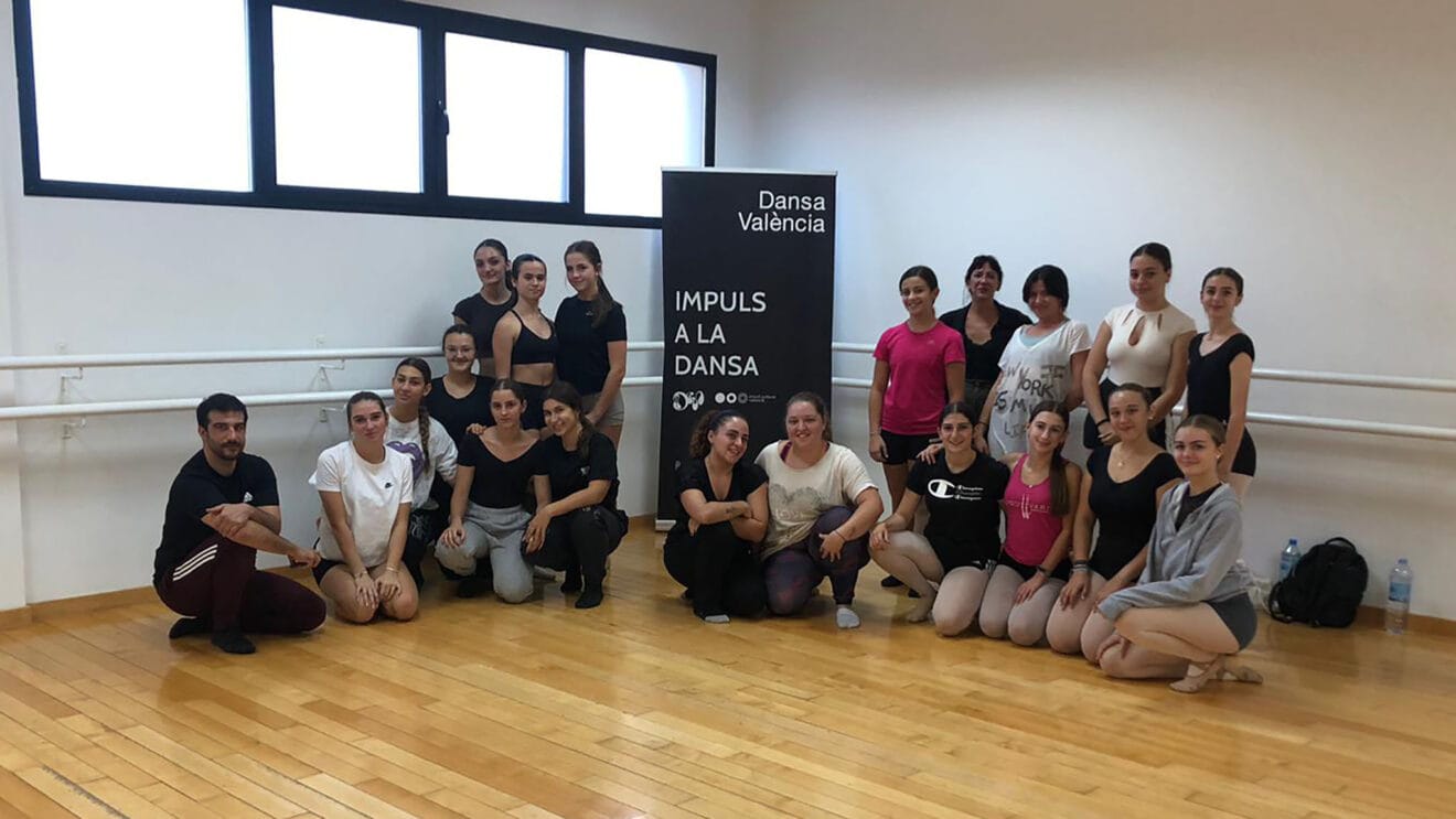 La compañía Over&Out ha sido seleccionada para participar en una estancia de mediación con un grupo de alumnado procedente de las diferentes escuelas de danza del municipio