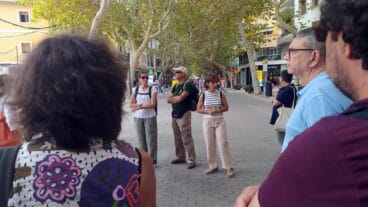 maria josep ripoll acompancc83ando la visita por el centro de denia