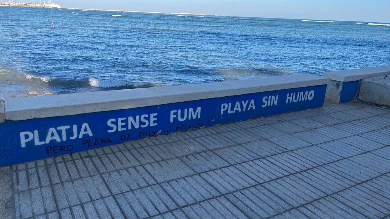 Pintada bajo el 'Platja sense fum' del paseo de la Marineta de Dénia