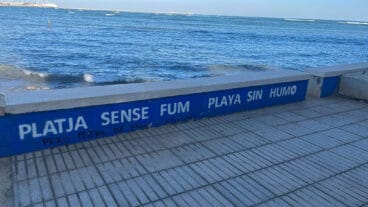pintada bajo el platja sense fum del paseo de la marineta de denia