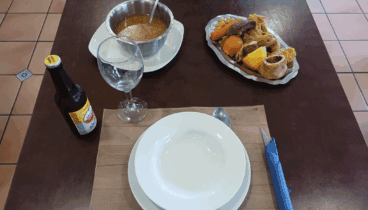 Plato completo de puchero, con su sabroso calod y su bandeja repleta de carne y verdura