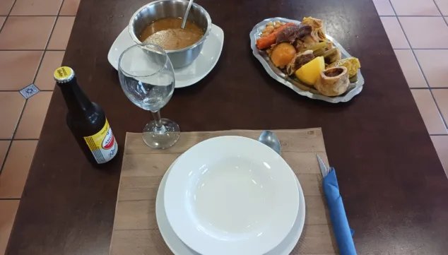 Imagen: Plato completo de puchero, con su sabroso calod y su bandeja repleta de carne y verdura