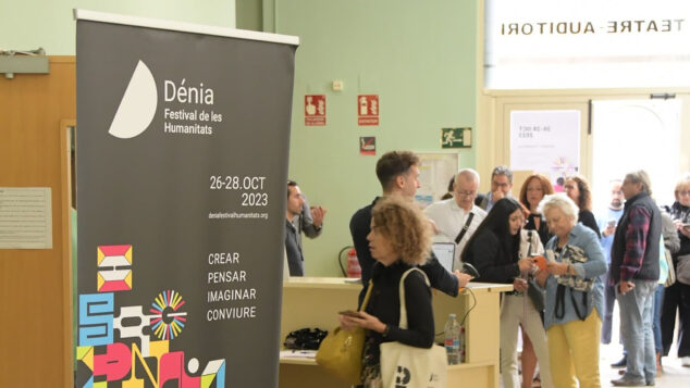 Imagen: Puerta de acceso al Centre Social durante el Dénia Festival de les Humanitats