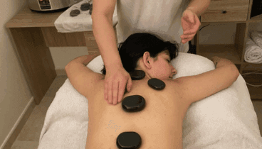 Recarga energías con su masaje de piedras calientes