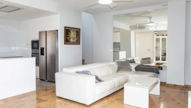 Comodidad, estilo y buenas vistas: el ático en Dénia donde conformar tu hogar 2 salon y cocina en una misma estancia