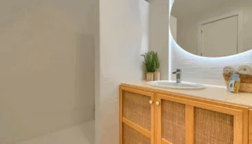 Su baño completamente equipado y decorado con tonos beige