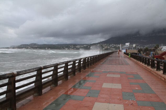 Imagen: Temporal en una escollera de Dénia