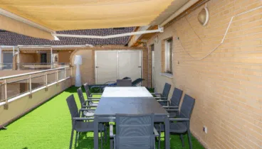 Terraza exterior con una gran mesa para celebrar tus mejores comidas