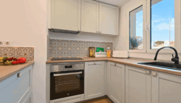 Una cocina totalmente equipada y con muebles de madera