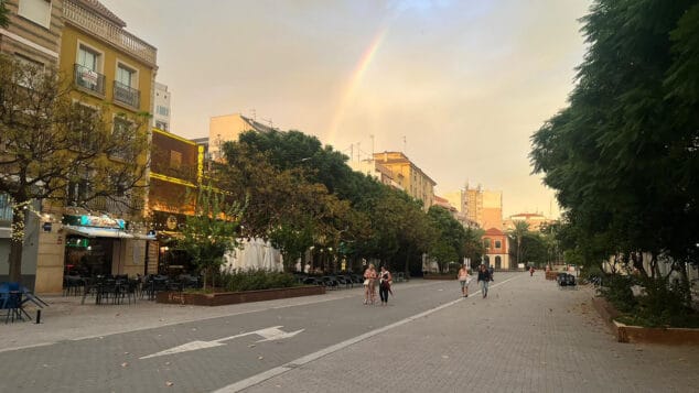 Imagen: Vecinos de Dénia paseando bajo el arcoíris