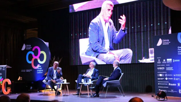 «Quien quiera un festival que se lo pague»: Vox carga contra el Dénia Festival de les Humanitats al considerarlo un gasto innecesario 3 Imagen: Adolfo Utor en el Espai Lluís Vives