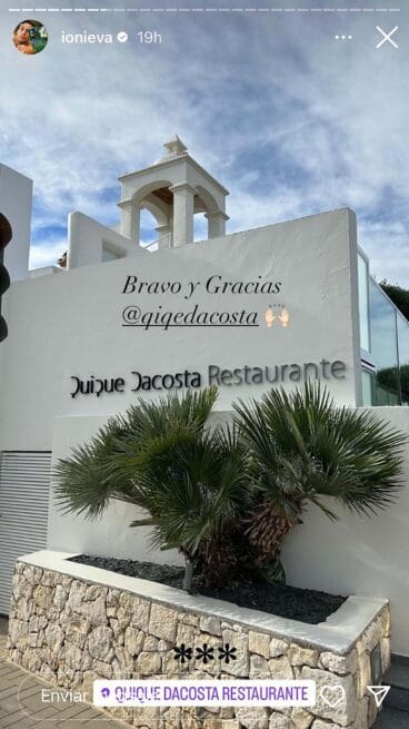 Agradecimiento de la pareja en la puerta del restaurante