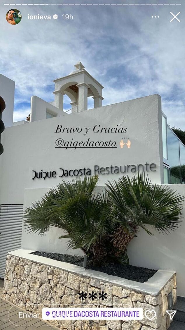 Imagen: Agradecimiento de la pareja en la puerta del restaurante