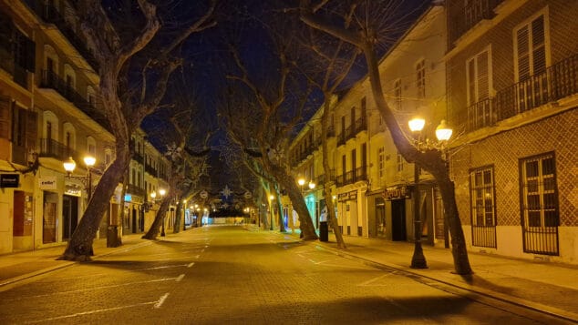 Condenado a la expulsión del país un hombre por abusar de una menor en Dénia 1 Imagen: Calle del centro de Dénia de noche