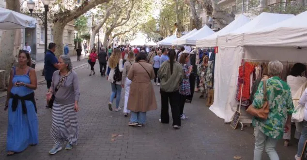 Vuelven a volar los bonos consumo de Dénia pese a los problemas técnicos que ha sufrido la plataforma 1 Imagen: Clientes en el centro de Dénia durante una acción comercial