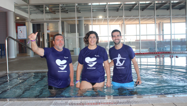 Imagen: Dan el salto a la piscina en contra de la violencia de género