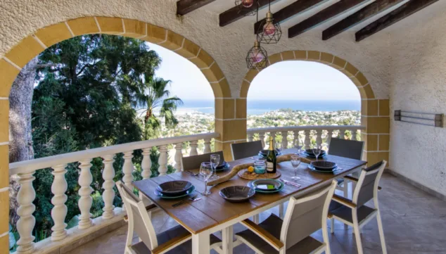 Vista del Mar: la villa ideal para relajarse con vistas panorámicas al mar 10 desayuno con vistas a la costa mediterranea