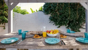 Desayuno continental en el jardín