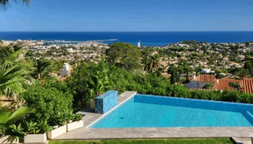 Disfruta de la piscina con estas vistas al mar