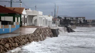 El agua sube al paseo improvisado de Les Deveses