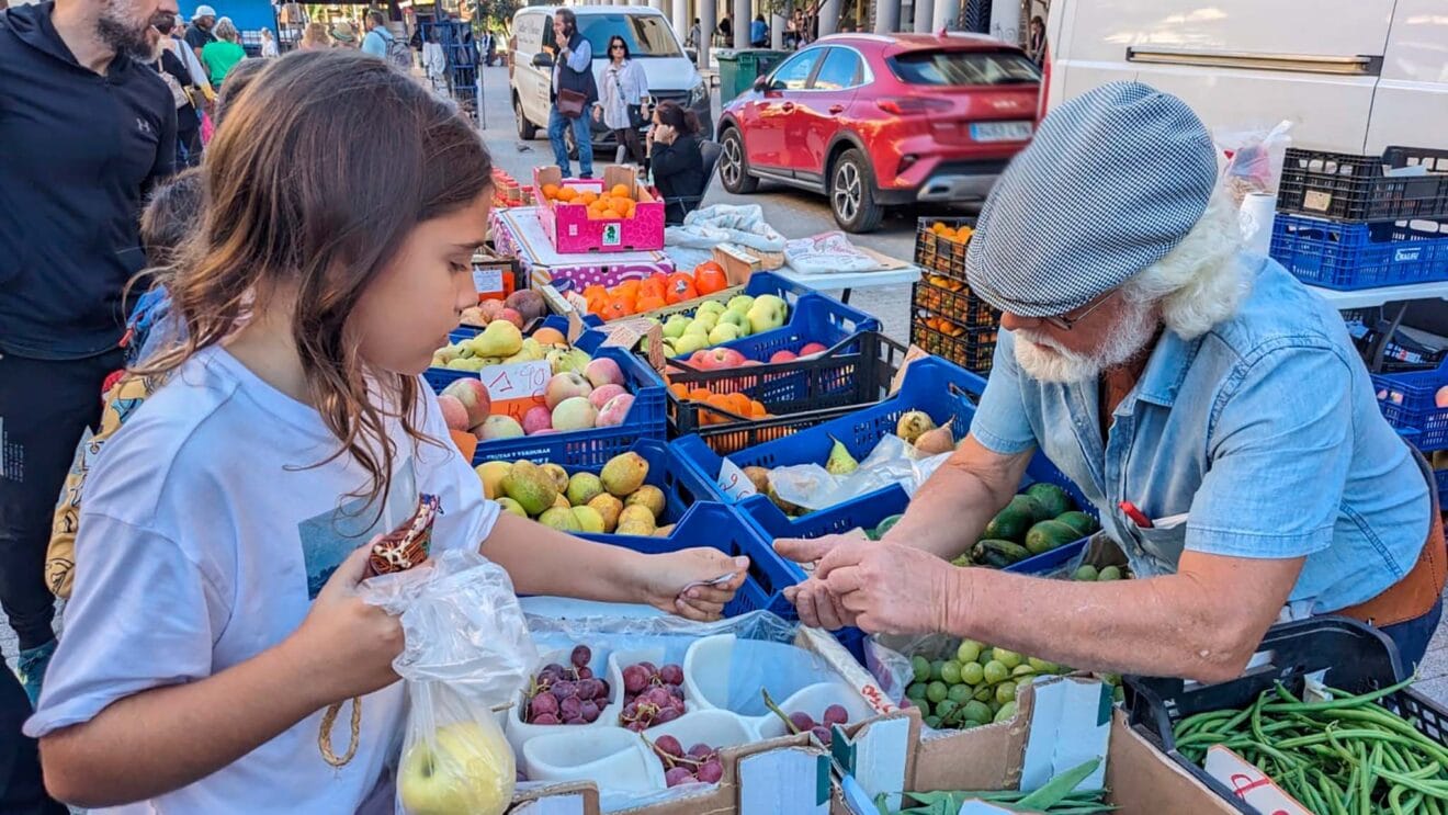 Escolares de Dénia visitan el Mercat de calle La Vía para conocer los productos de proximidad y participar en un taller de cocas