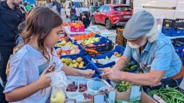 escolares de denia visitan el mercat de calle la via para conocer los productos de proximidad y participar en un taller de cocas