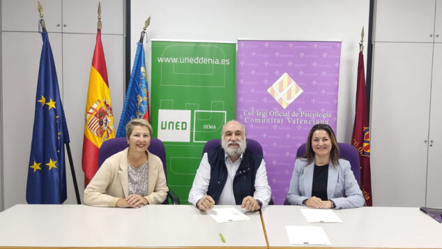Imagen: Firma del acuerdo marco de colaboración entre UNED Dénia y el Colegio Oficial de Psicología de la Comunidad Valenciana