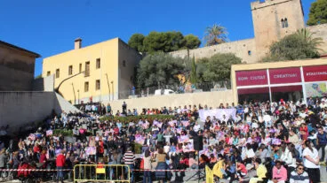la plaza del consell llena por el 25n