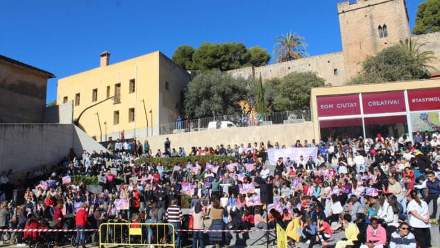 Imagen: La plaza del Consell llena por el 25N