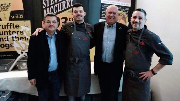 Imagen: La representación de Dénia, con el alcalde Vicent Grimalt, el chef Alberto Feruz, el director de la OIC Floren Terrades, y el cocinero asistente Stephan García