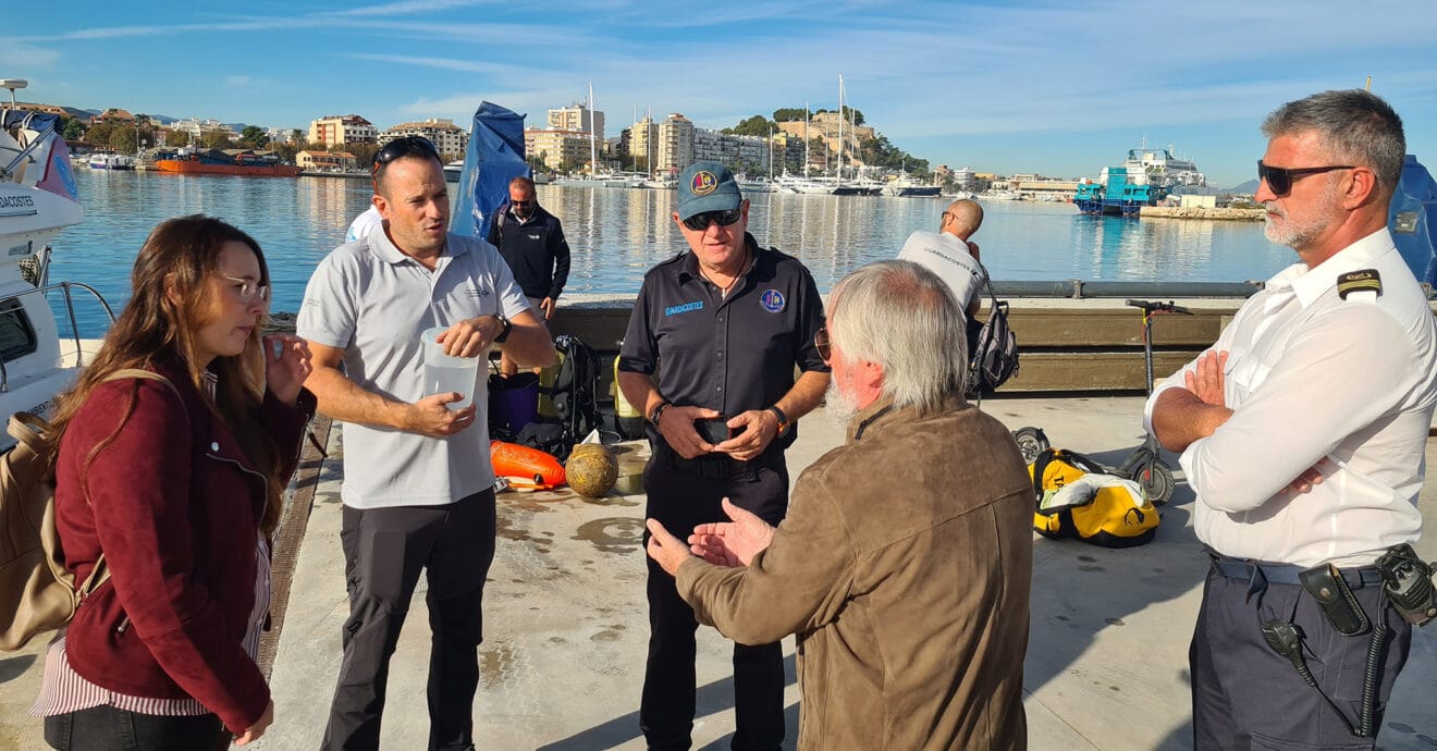 Los Guardacostas de Espacios Naturales Protegidos recuperan cuatro juveniles de nacra en los colectores de la Reserva Marina del Cabo de San Antonio