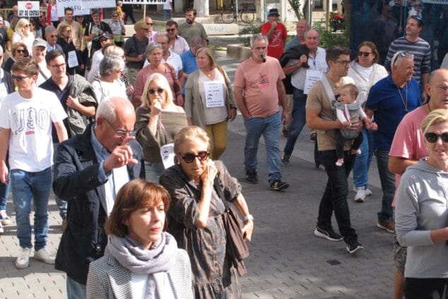 Imagen: El equipo de gobierno de Dénia participa en la manifestación por la ley de Costas en Dénia