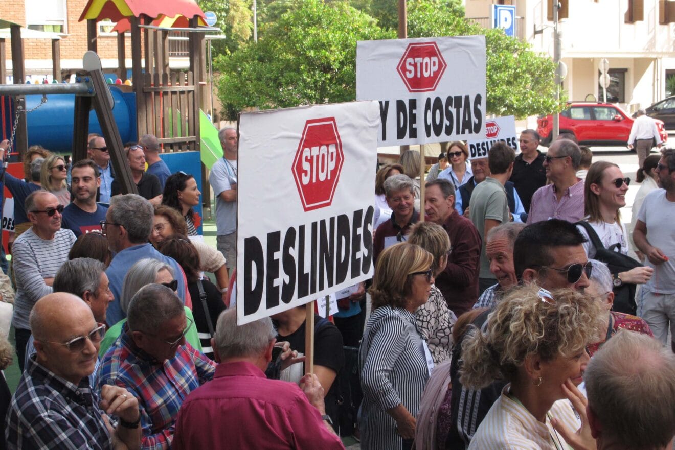 Decenas de personas acuden a la manifestación por la ley de Costas en Dénia