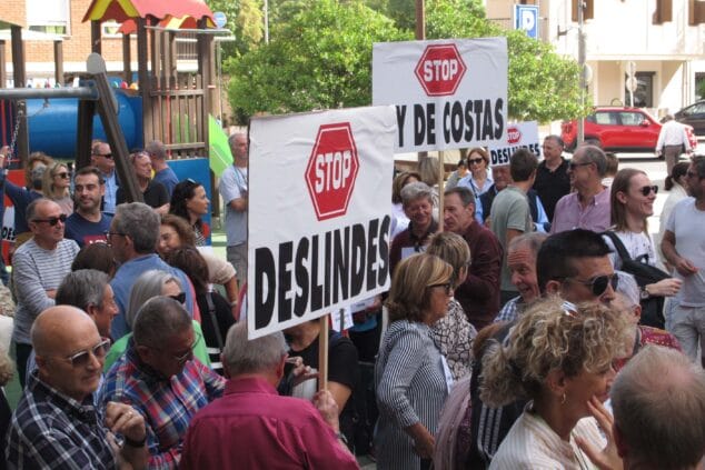 Imagen: Decenas de personas acuden a la manifestación por la ley de Costas en Dénia