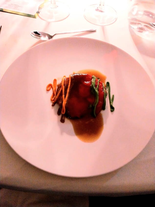 Imagen: Plato de fassona piamontesa elaborado y servido en la cena de gala por Alberto Ferruz