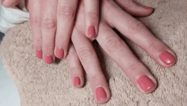 Realizan manicura y pedicura