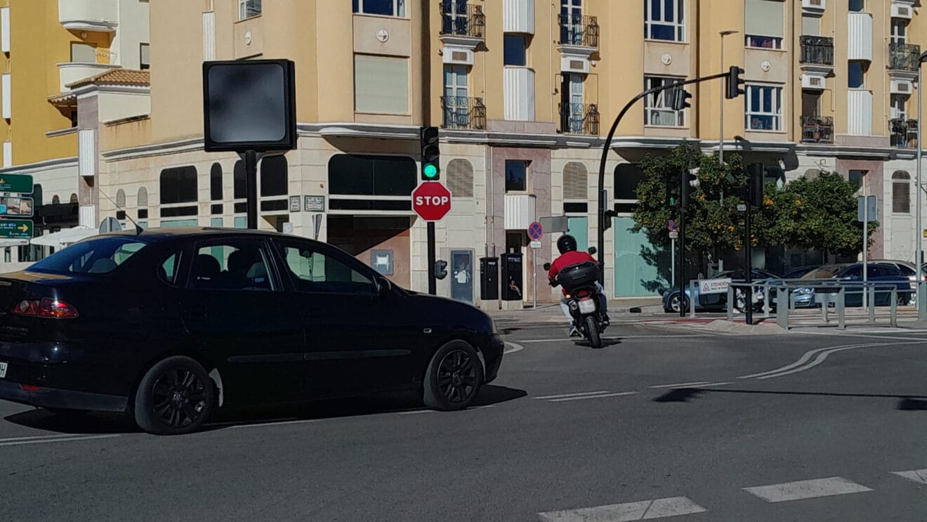 Semáforo en un cruce del TRAM en Dénia