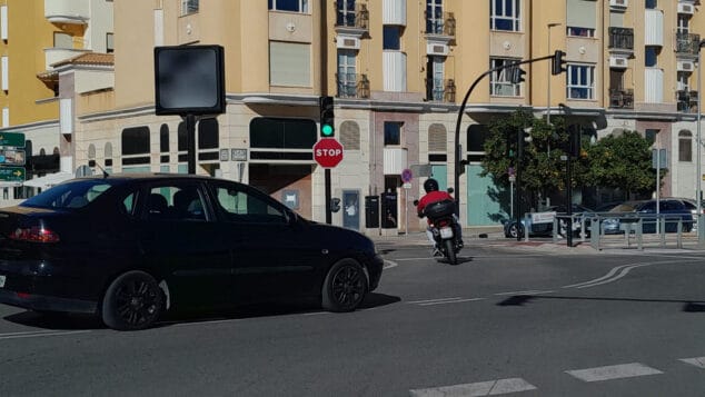 Imagen: Semáforo en un cruce del TRAM en Dénia