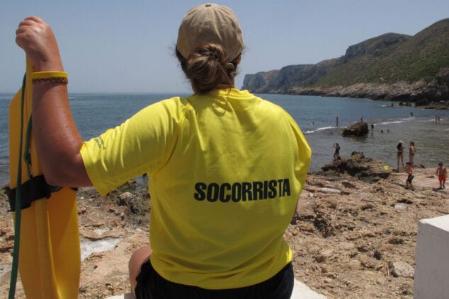 Dénia mantendrá en 2024 el mismo servicio de socorrismo en sus playas 1 Imagen: Socorrista de Eulen en Les Rotes