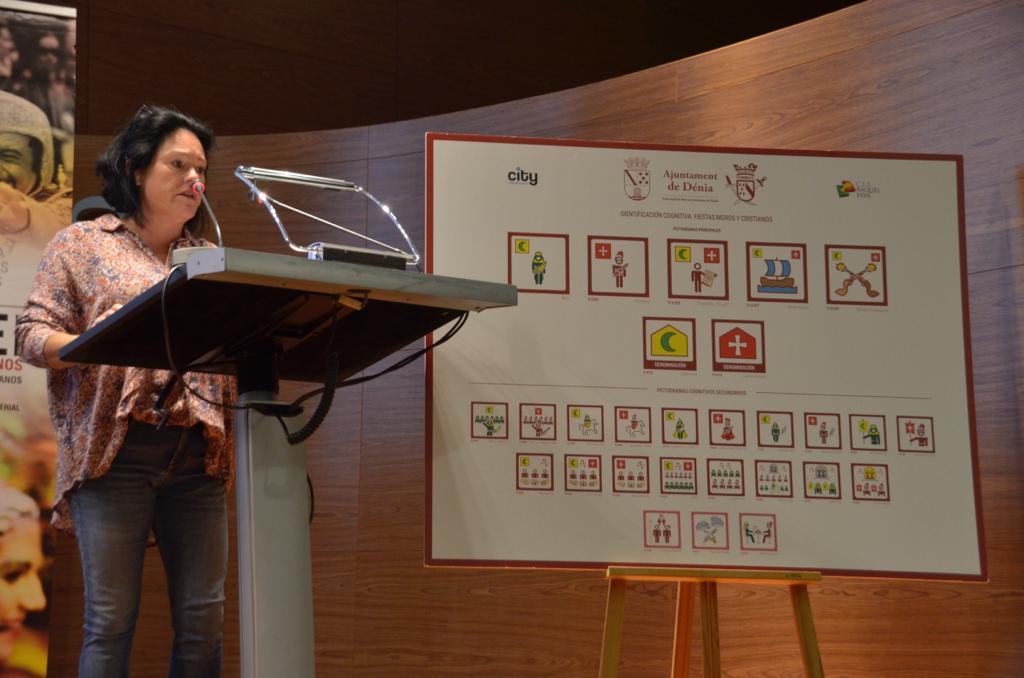 Sonia Pérez, la presidenta de FEMMICC Dénia presenta los pictogramas