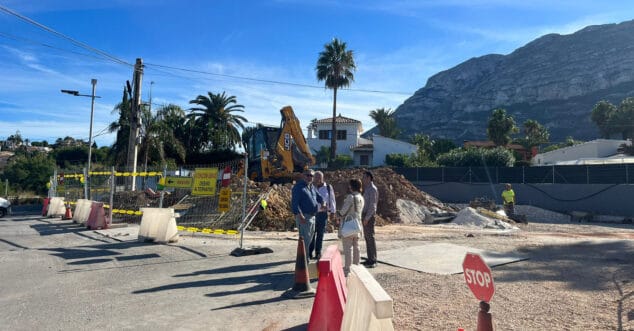 tecnicos y concejales en el lugar donde ira ubicada la rotonda