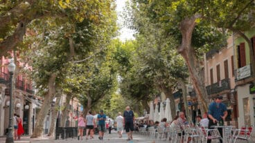 turistas en la calle marques campo de denia durante la pandemia