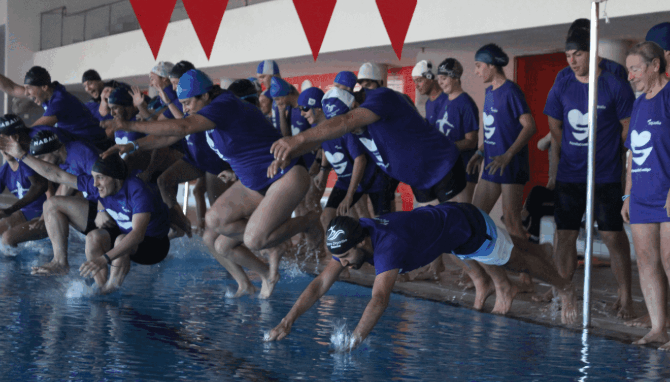 Usuarios y monitores se lanzan a la piscina